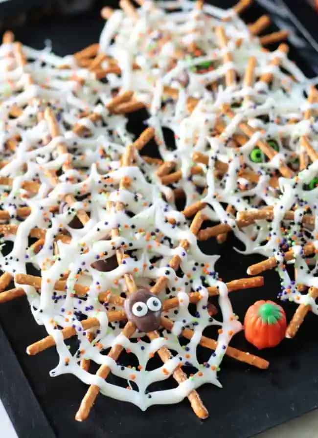 Chocolate Spiderweb Pretzels (+ Video)