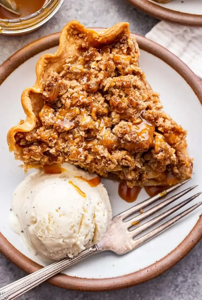 Caramel Apple Crumb Pie
