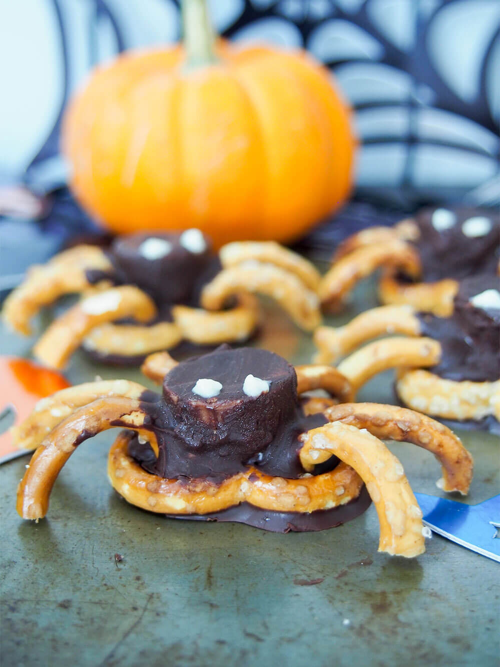 Chocolate pretzel spiders