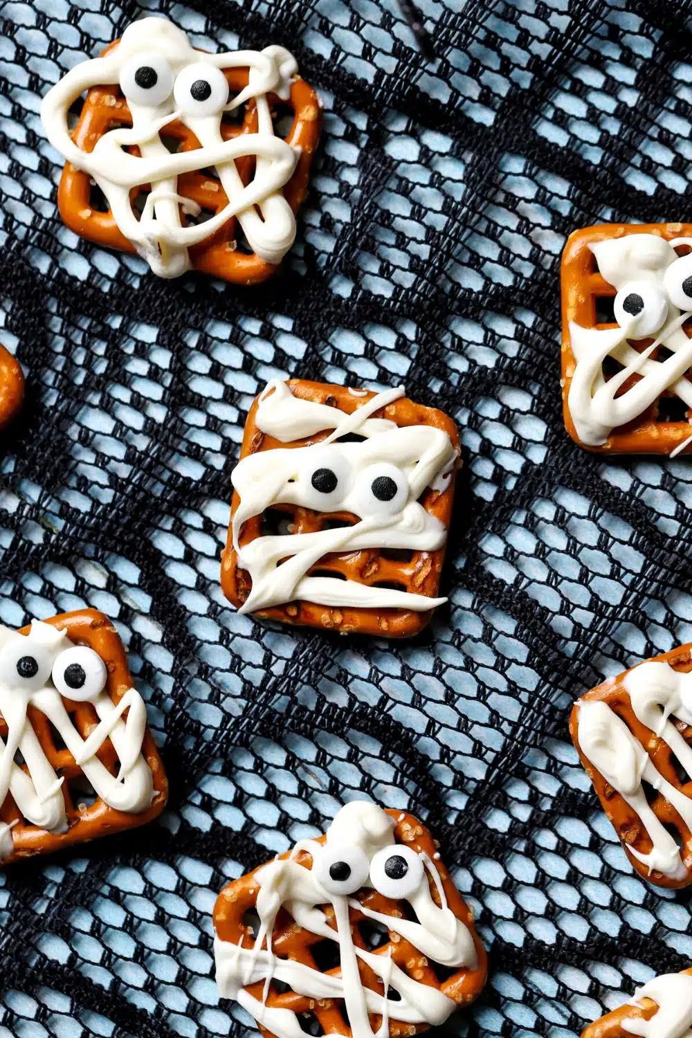 Easy Halloween Mummy Pretzel Recipe