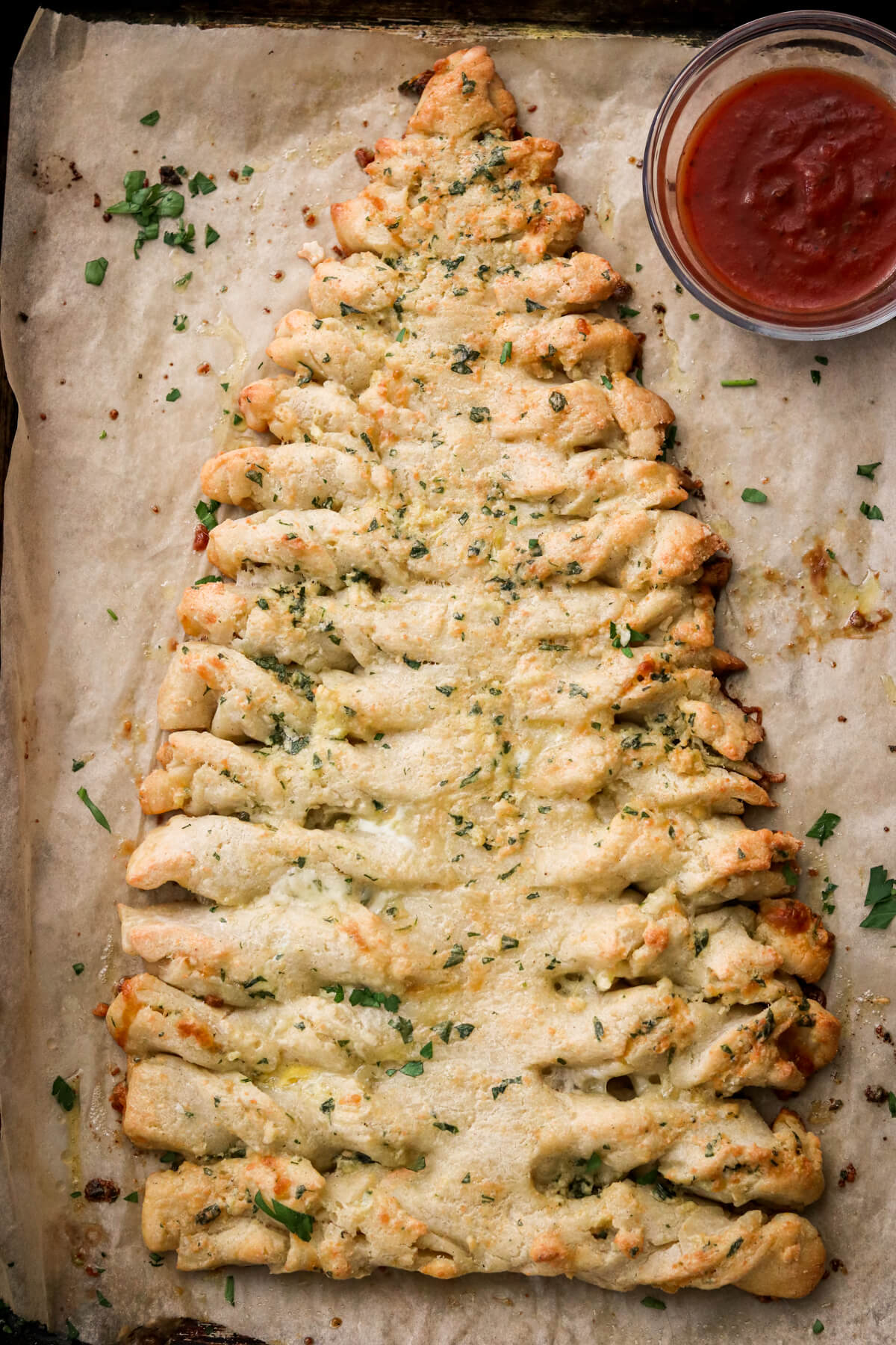 Cheesy Garlic Pull-Apart Christmas Tree Bread