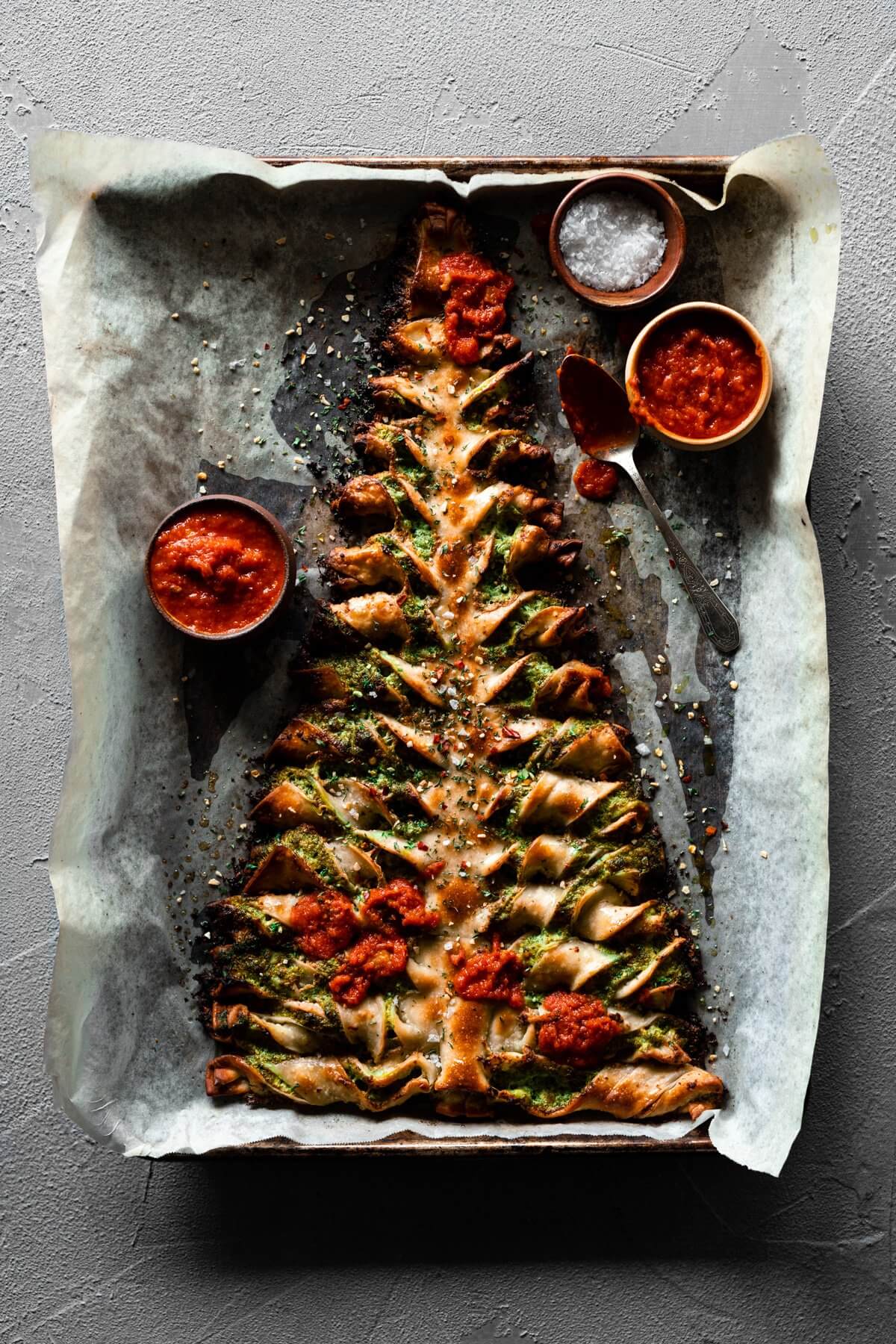 Cheesy Pesto Christmas Tree Pull-Apart Bread