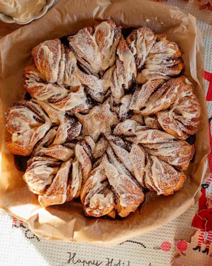 The Viral Cinnamon Roll Pull-Apart Snowflake