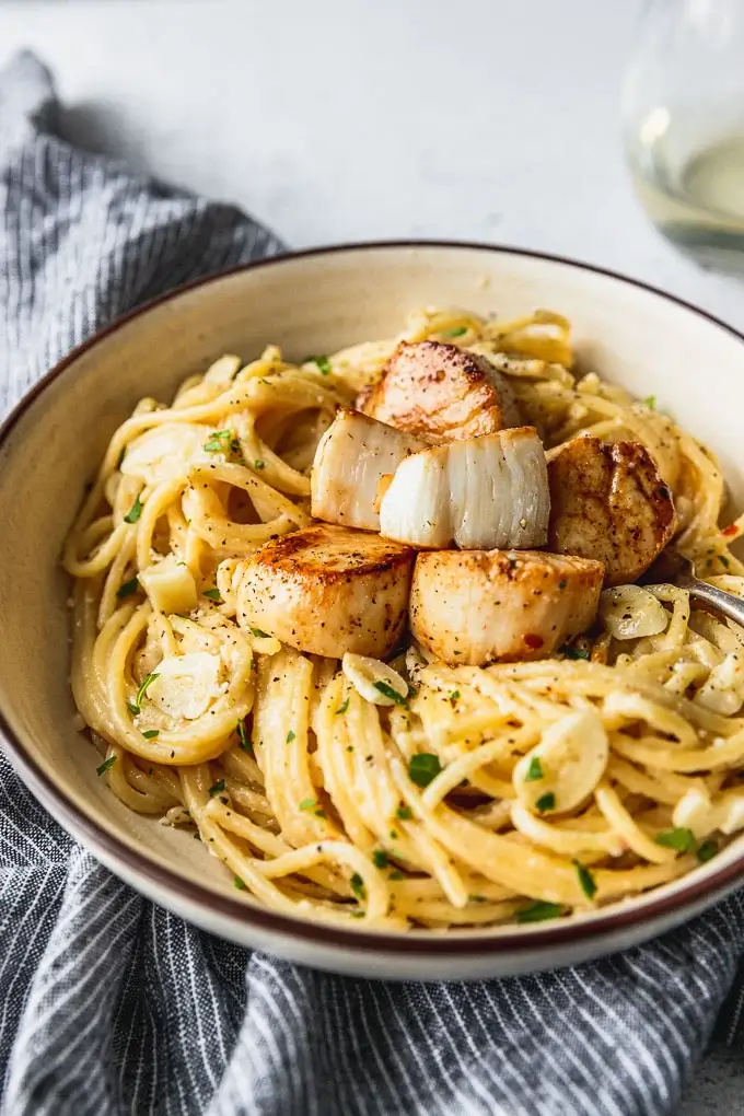 Creamy Garlic Pasta With Pan-Seared Scallops