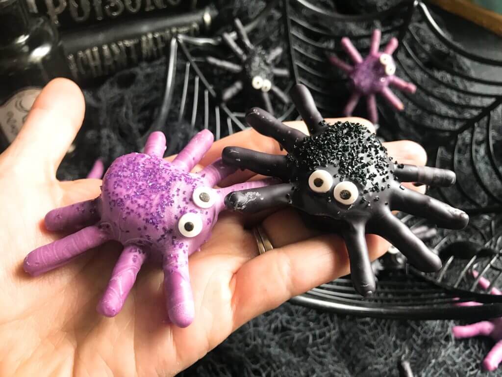 Halloween Candy Dipped Spider Marshmallows