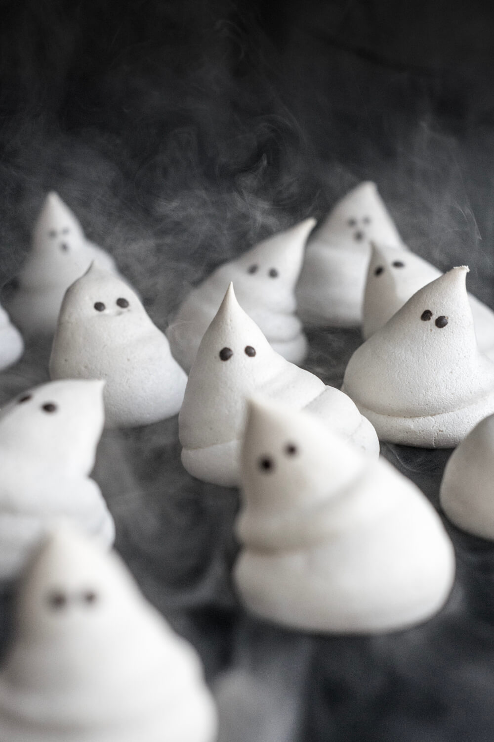 Meringue Ghosts - a Spooky Vegan Halloween Treat