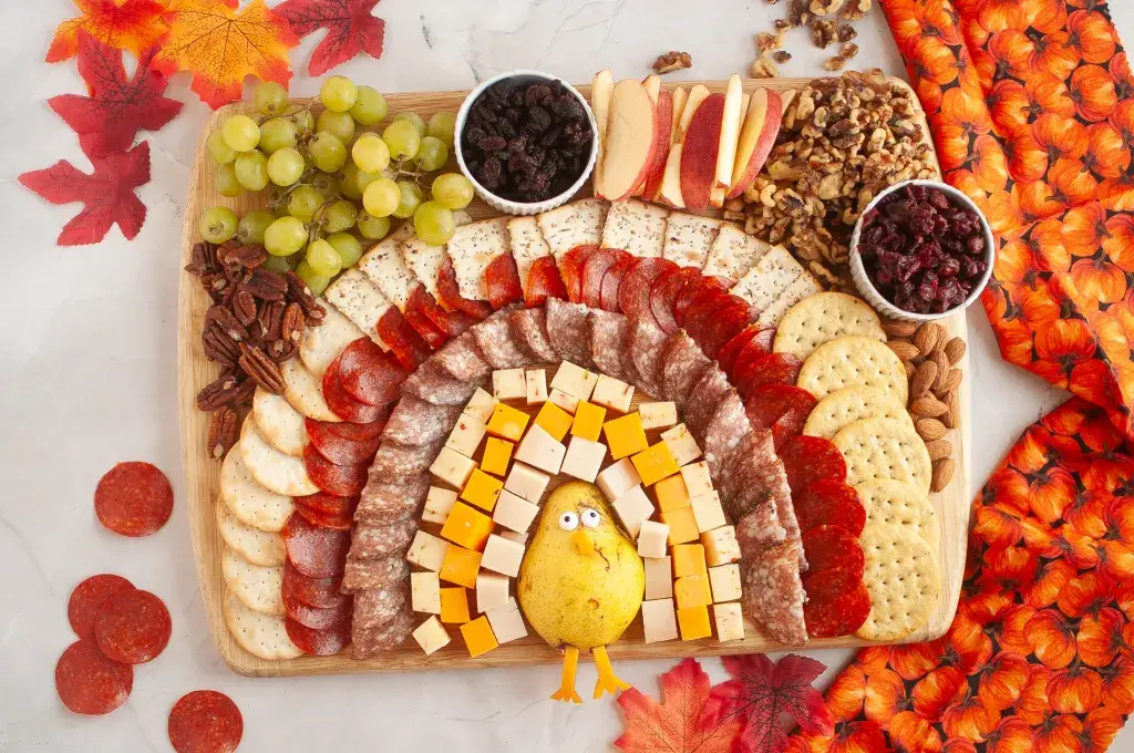 How To Make a Cute Turkey Thanksgiving Charcuterie Board
