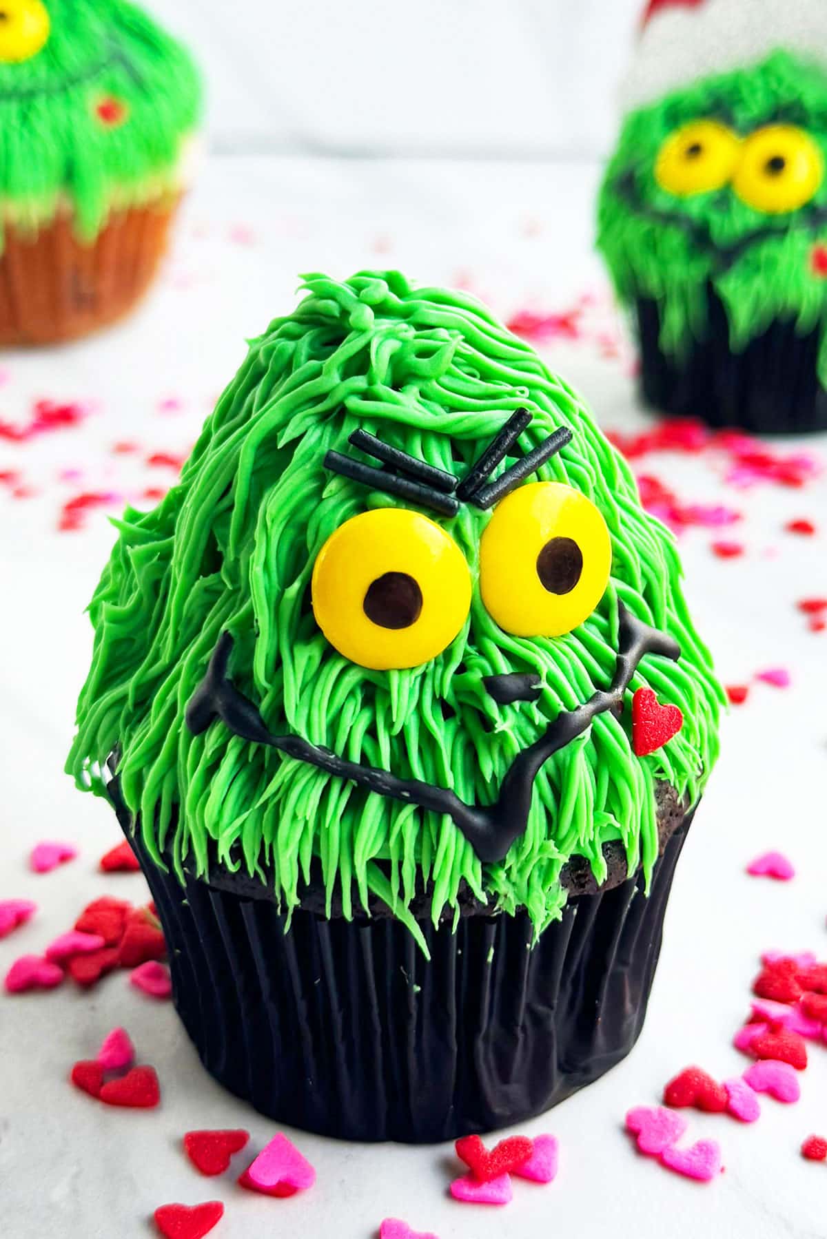 Easy Grinch Cupcakes {Buttercream Icing}